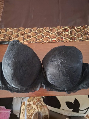 Black bra size 105E like new with lace
