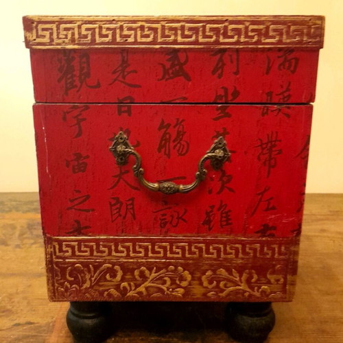 Retro Chinese red-bordeaux storage chest like new with feet