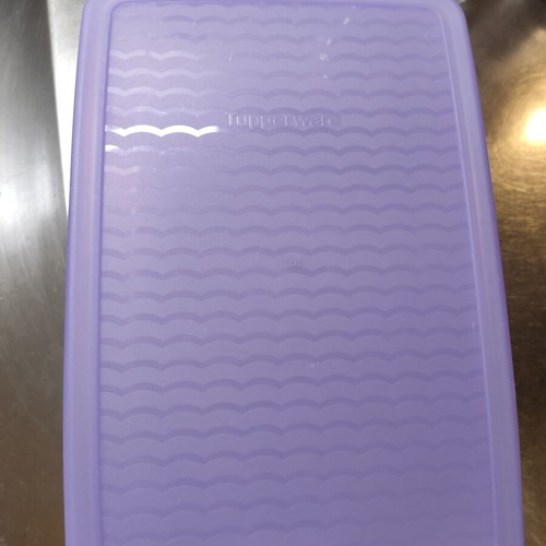 Tupperware container 1.6L with adjustable ventilation system, like new