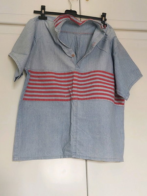 Πουκάμισο γαλάζιο με κοντά μανίκια μεταχειρισμένο με κόκκινες ρίγες