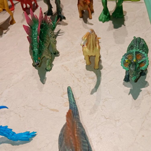 Dinosaur figures like new, set of 17 with dragons