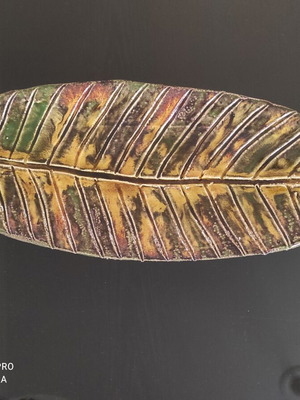 Decorative leaf-shaped platter glass ceramic, like new