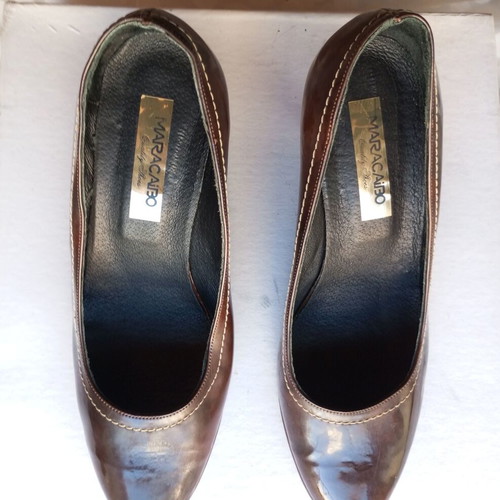 Patent leather pumps size 39, like new, brown