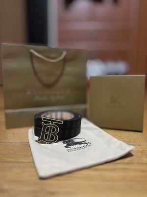 Burberry διπλής όψης μαύρη και χρυσαφί ζώνη, καινούργια, μέγεθος 110