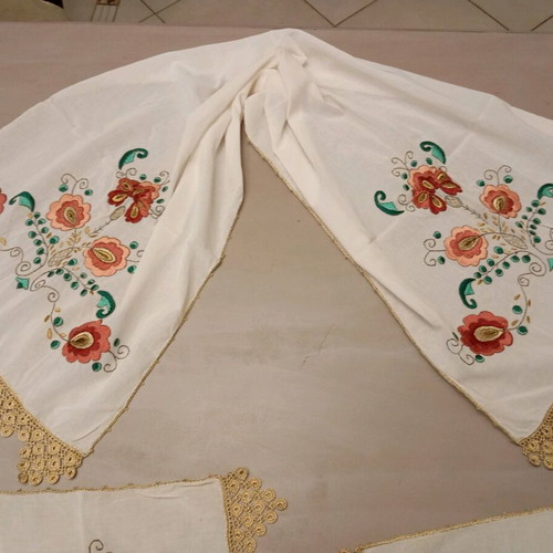 Set of Tsevres round tablecloth, runner and 2 napkins new