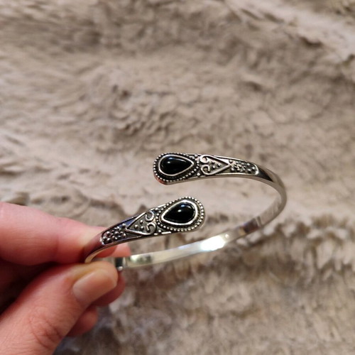 Carved bracelet new, adjustable to various sizes