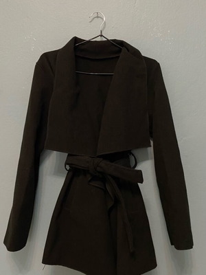 Black coat with waist belt and collar like new, S/M