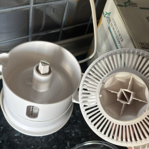 Electric juicer 500 ml, 230V 20W, unused