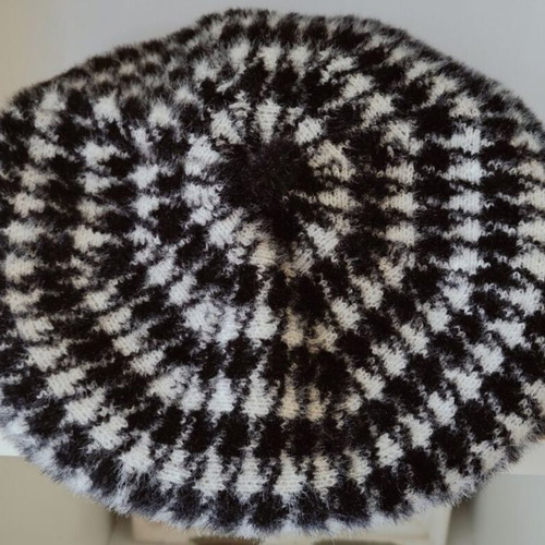Women's beret hat like new, black and white