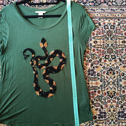 H&M green t-shirt like new with sequin snake design