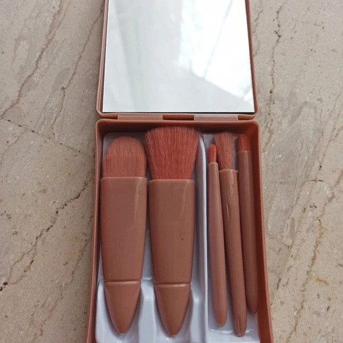 Makeup brush set of 5 in plastic case with mirror