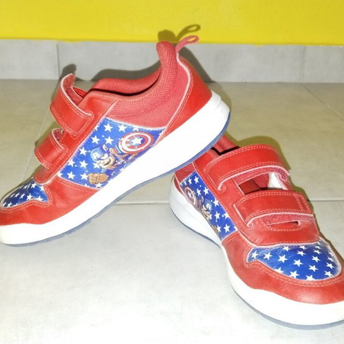Adidas kids athletic shoes Captain America size 33 like new