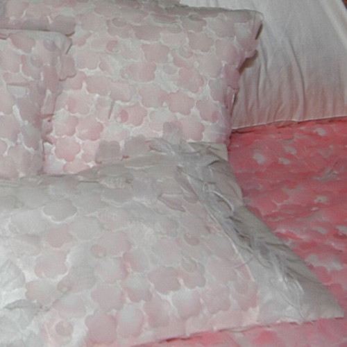 Aslanis wedding quilt like new, silk, double with pillows