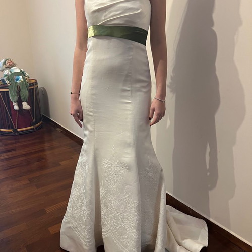 Vera Wang wedding dress used, silk, strapless, size 10 with green ribbon