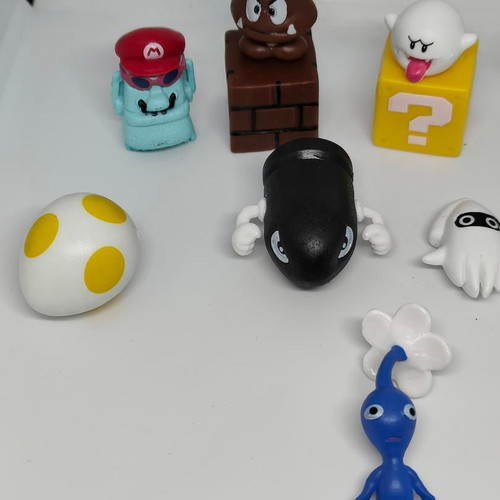 Super Mario Bros and Pikmin figure set like new, 10 pieces