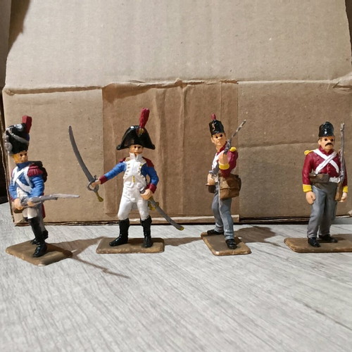 Military figures like new, plastic hand-painted scale 1/32