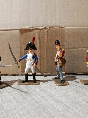 Military figures like new, plastic hand-painted scale 1/32