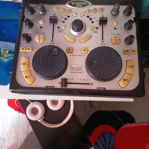 Hercules mk2 DJ console like new with virtual DJ gift