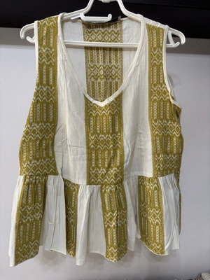 Isagalantza sleeveless top with embroidered patterns, like new