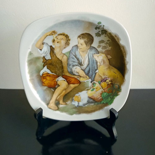 Decorative plate used with beautiful scene, 19 cm diameter