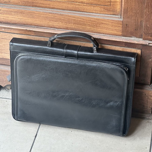 Business Briefcase black like new with lock and keys