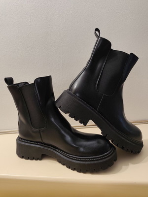 Chelsea boots black like new, size 38