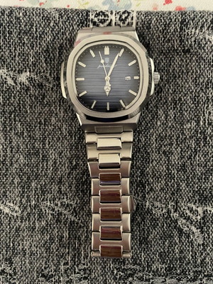 Ανδρικό ρολόι μεταλλικό μπρασελέ σαν καινούργιο, φωσφορίζον και με ημερομηνία