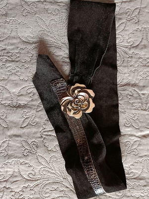Women's waist belt like new with suede buckle and patent croco design