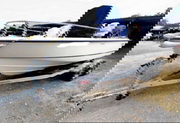 ПРОДАВА СЕ КОРАБ 6 МЕТРА BOSTON WHALER OUTRAGE С 150HP MERCURY и 6HP ДОПЪЛНИТЕЛЕН