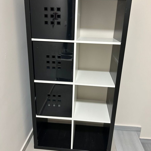 Ραφιέρα KALLAX IKEA μεταχειρισμένη, 77x147cm, με τρία μαύρα πλαστικά ράφια