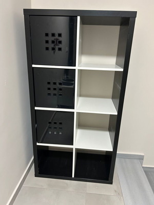 Ραφιέρα KALLAX IKEA μεταχειρισμένη, 77x147cm, με τρία μαύρα πλαστικά ράφια