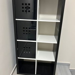 Ραφιέρα KALLAX IKEA μεταχειρισμένη, 77x147cm, με τρία μαύρα πλαστικά ράφια