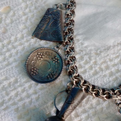 Silver bracelet like new with engraved Mexican 925 silver charms
