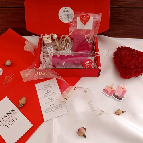 Heart Scent Box set new with car diffuser, wax melt and candle
