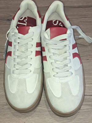 Strativarius women's sports shoes new, size 40