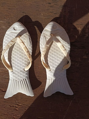 Children's flip-flops used, size 35, fish design, white