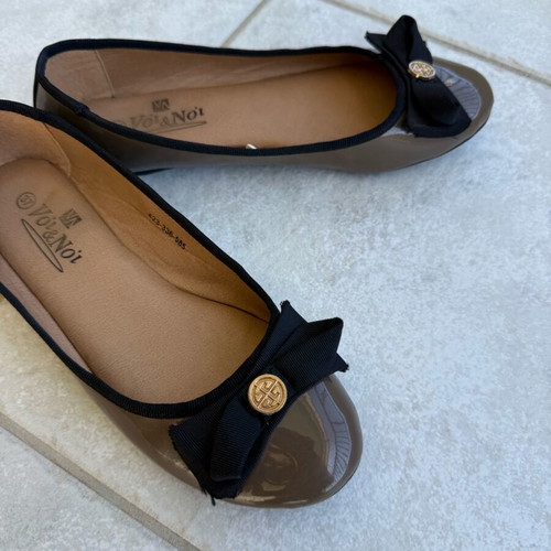 Vintage patent leather ballerinas like new, brown with black bow