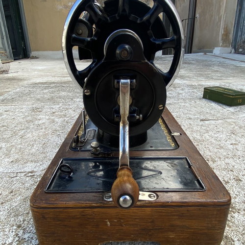 Singer Hand-Crank Sewing Machine 15D 1928 used with wood case