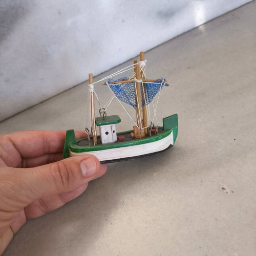 Handmade boat used, dimensions 9x3 cm, height 7 cm