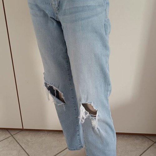 Gap women's high-waisted slim blue jeans with knee rips like new