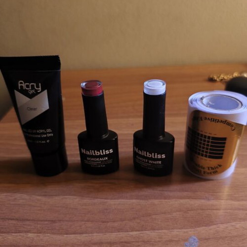 Nail dryer used with polymerization wheel, brush and 2 nail polishes