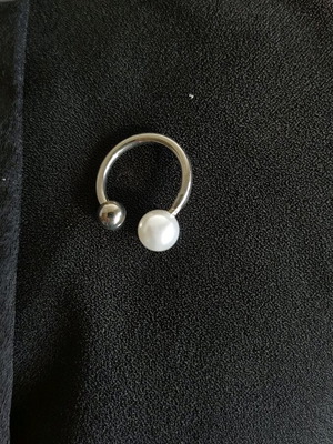Metal earring with fake pearl new, white and silver
