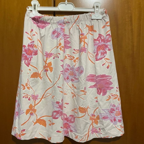 Women's floral skirt in pink and orange shades with elastic waist