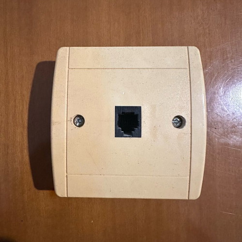 Telephone socket used flush-mounted