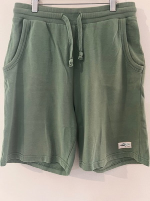 Review for teens green bermuda shorts used, unisex, size XL