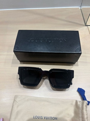 Louis Vuitton women's sunglasses like new, black