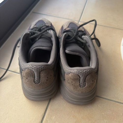 Yeezy 700 sneakers size 42 like new, grey Adidas