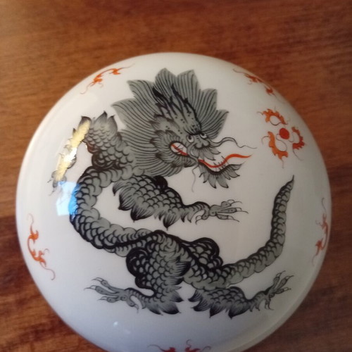 Meissen porcelain bonbonniere hand-painted like new