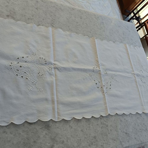 Embroidered white table runner used, 100×43 cm, elegant embossed design