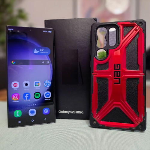 Samsung Galaxy S23 Ultra 512GB black with UAG case